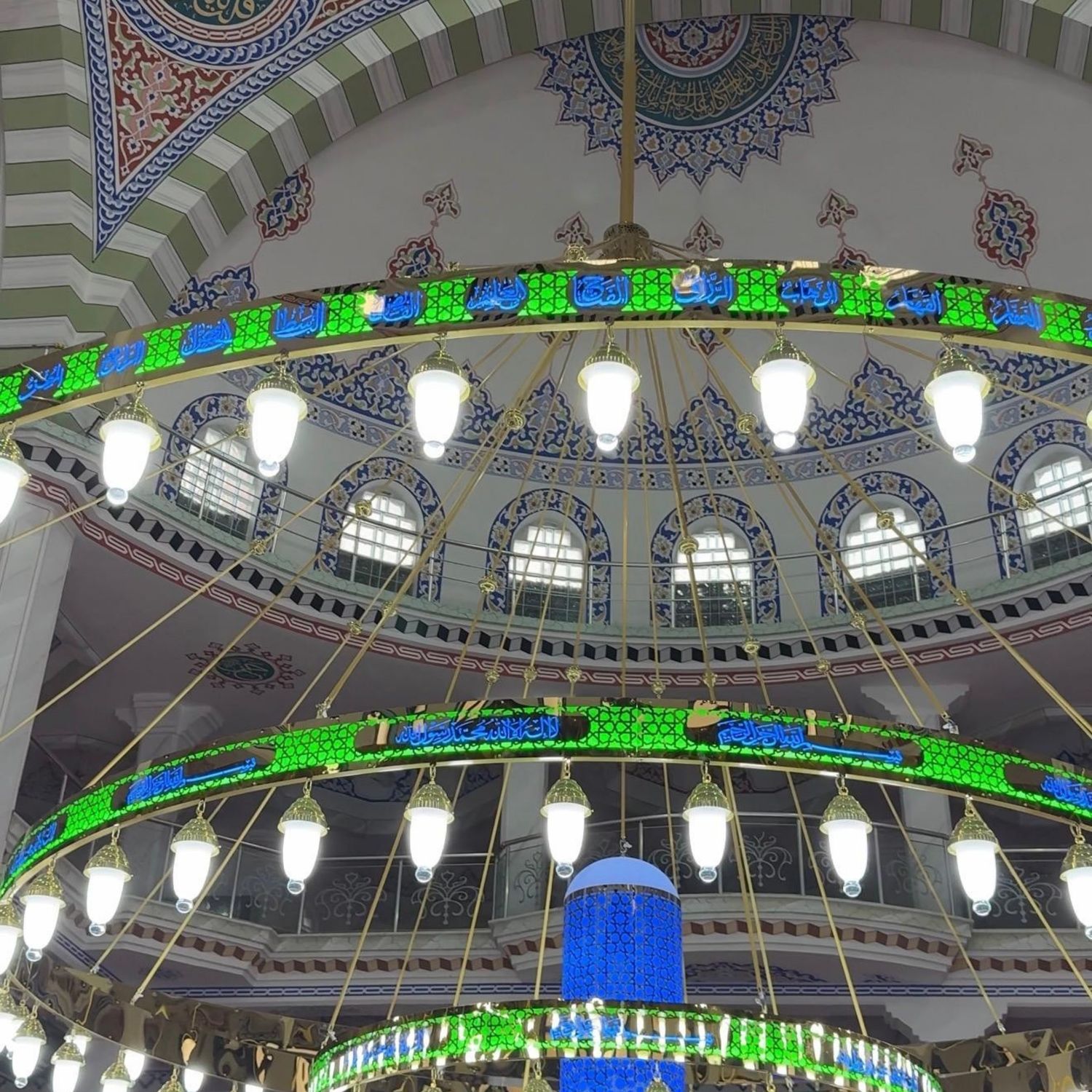 Mavi göbekli Esmaül Hüsnalı ledli cami avizesi kubbe altından görünüm, halat askı düzeni ve ledli ayet bandı