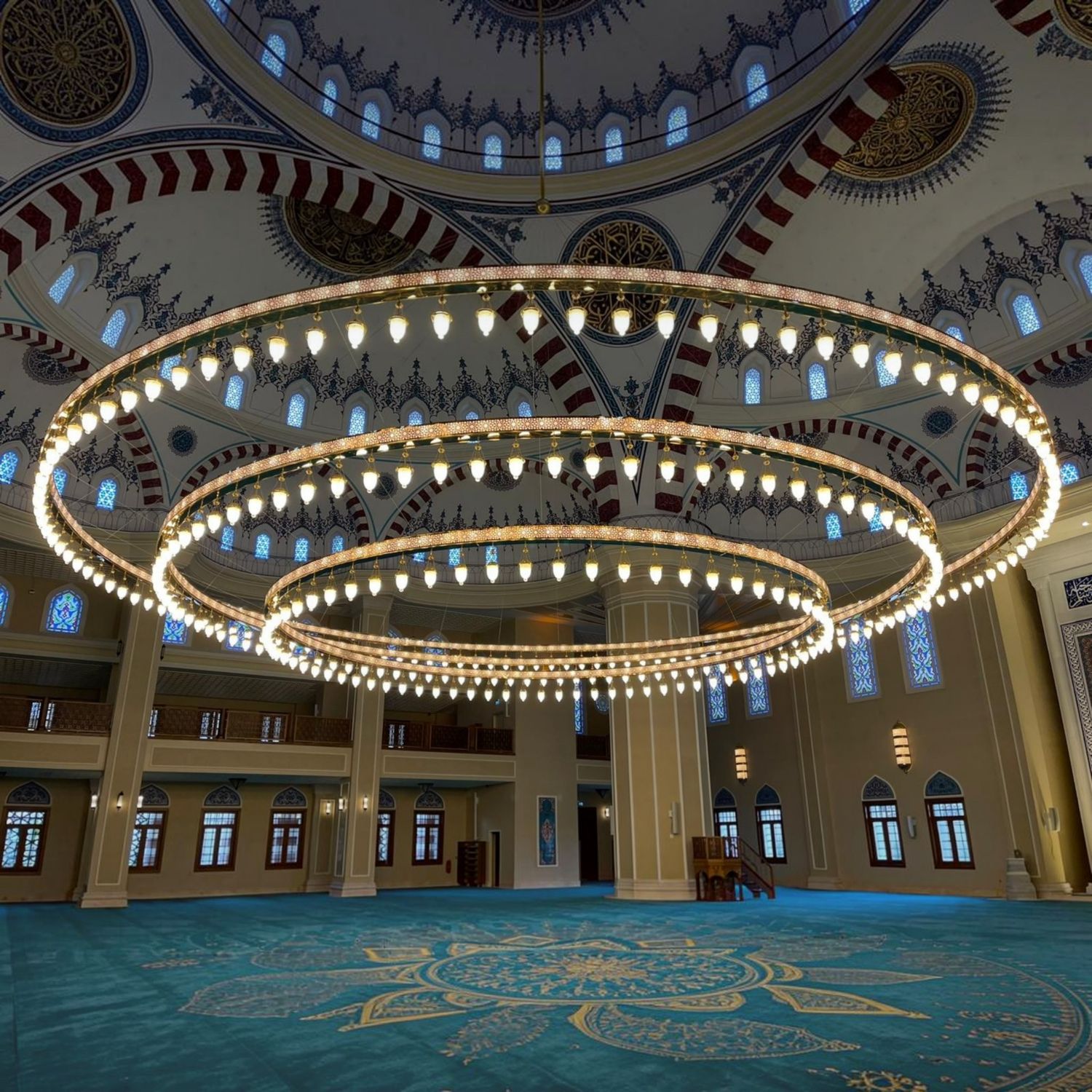 Cami ana hacminde Medine kutulu Selçuklu cami avizesi, üç kademeli kutu profil halkalı