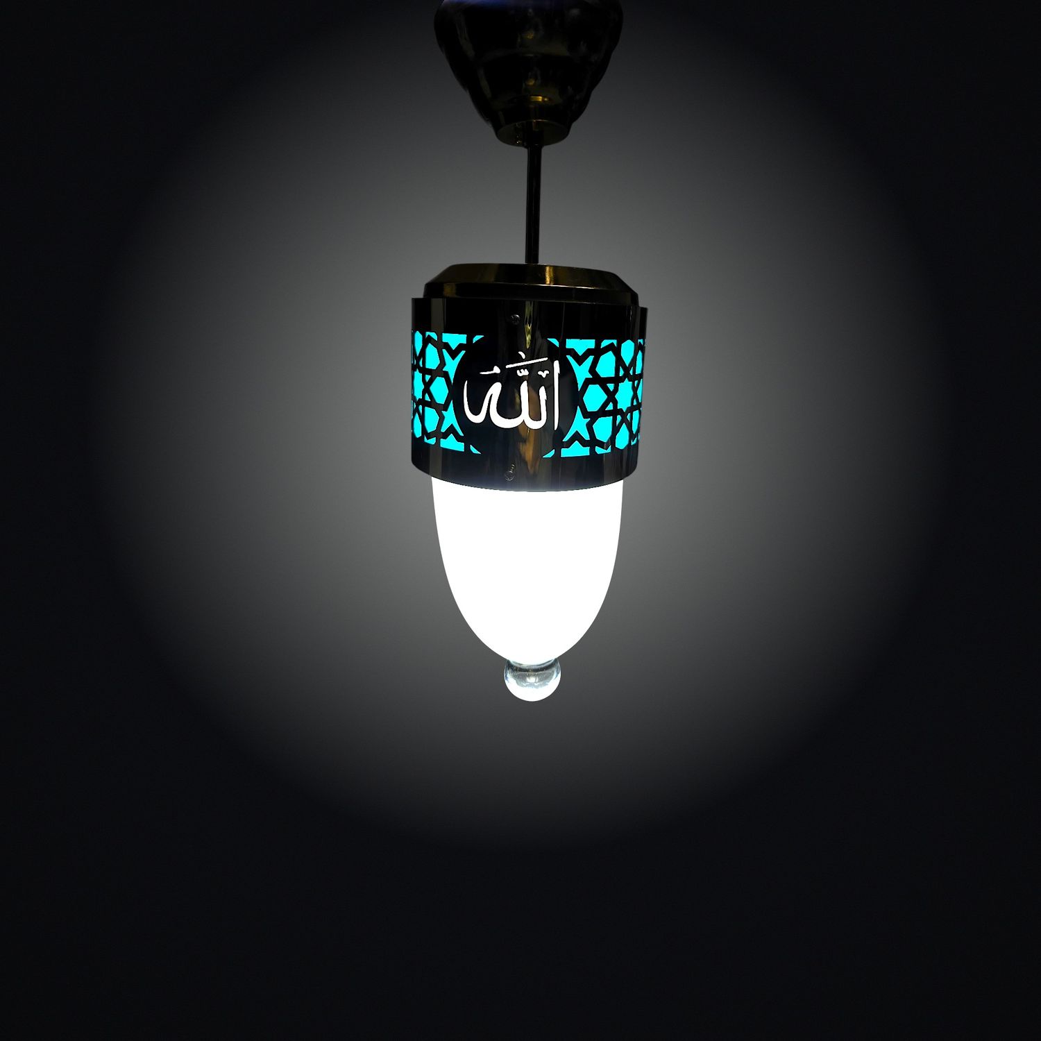 Mihrap içi Allah lafızlı ledli tekli sarkıt, çokgen başlığındaki turkuaz ledli motif ve Allah lafzıyla