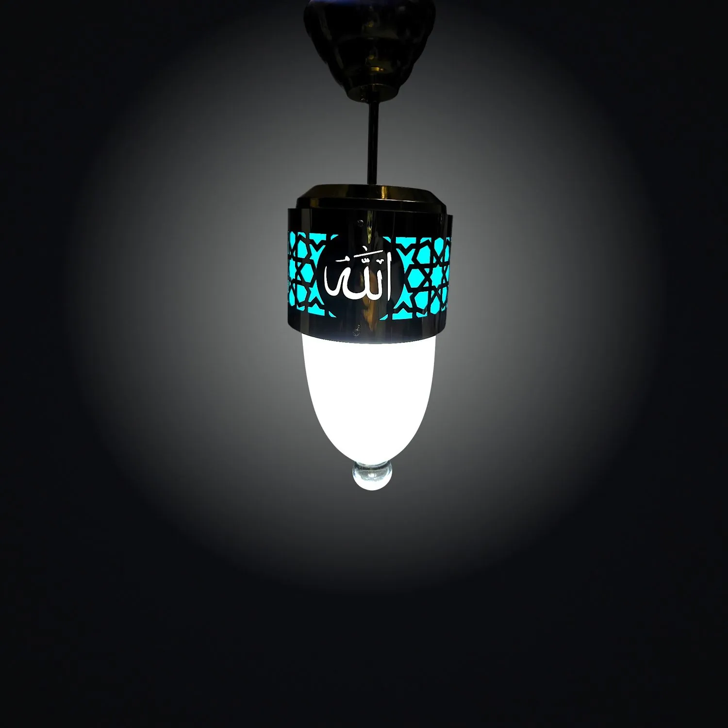Mihrap içi Allah lafızlı ledli tekli sarkıt, çokgen başlığındaki turkuaz ledli motif ve Allah lafzıyla