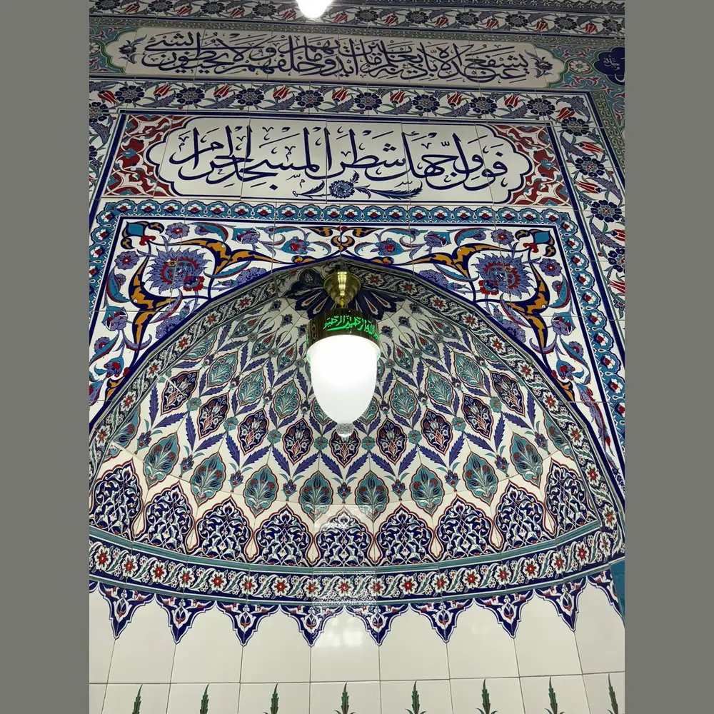 Mihrap içi yeşil besmeleli ledli tekli sarkıt çinili mihrap nişinin içinde yanarken