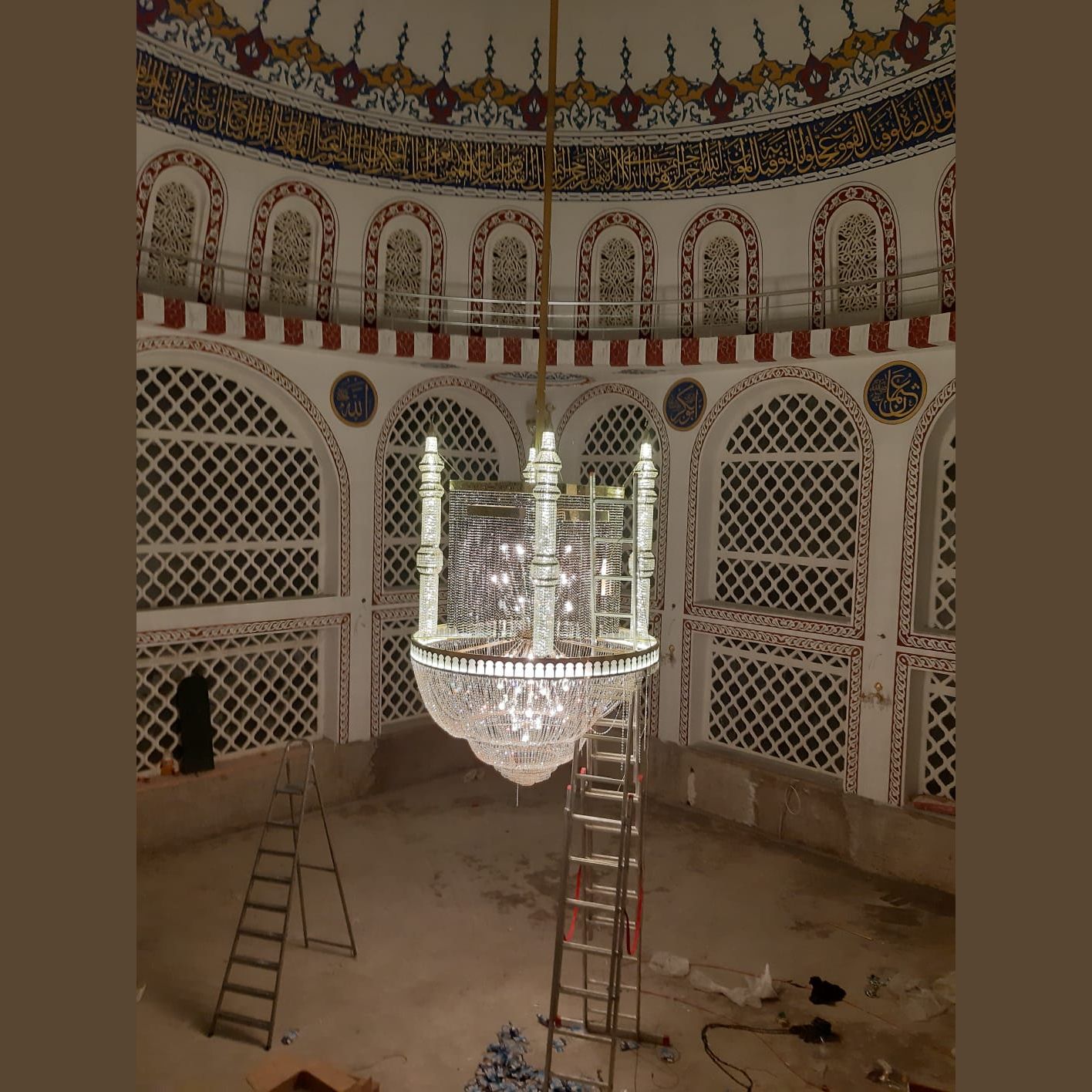Cami iç mekânında minareli kutulu kristal avizenin genel görünümü