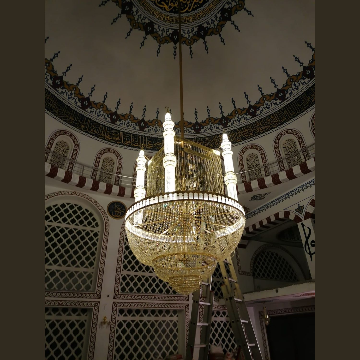 Minareli kutulu kristal cami avizesi yakın görünüm, sarı pirinç ve kristal detay