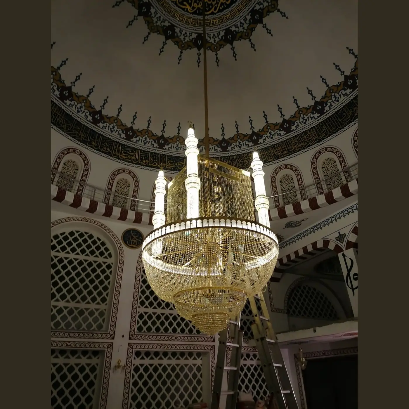 Minareli kutulu kristal cami avizesi yakın görünüm, sarı pirinç ve kristal detay