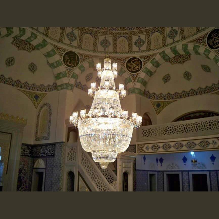Mumluk kollu kristal cami avizesi yakın görünüm, kubbe altı