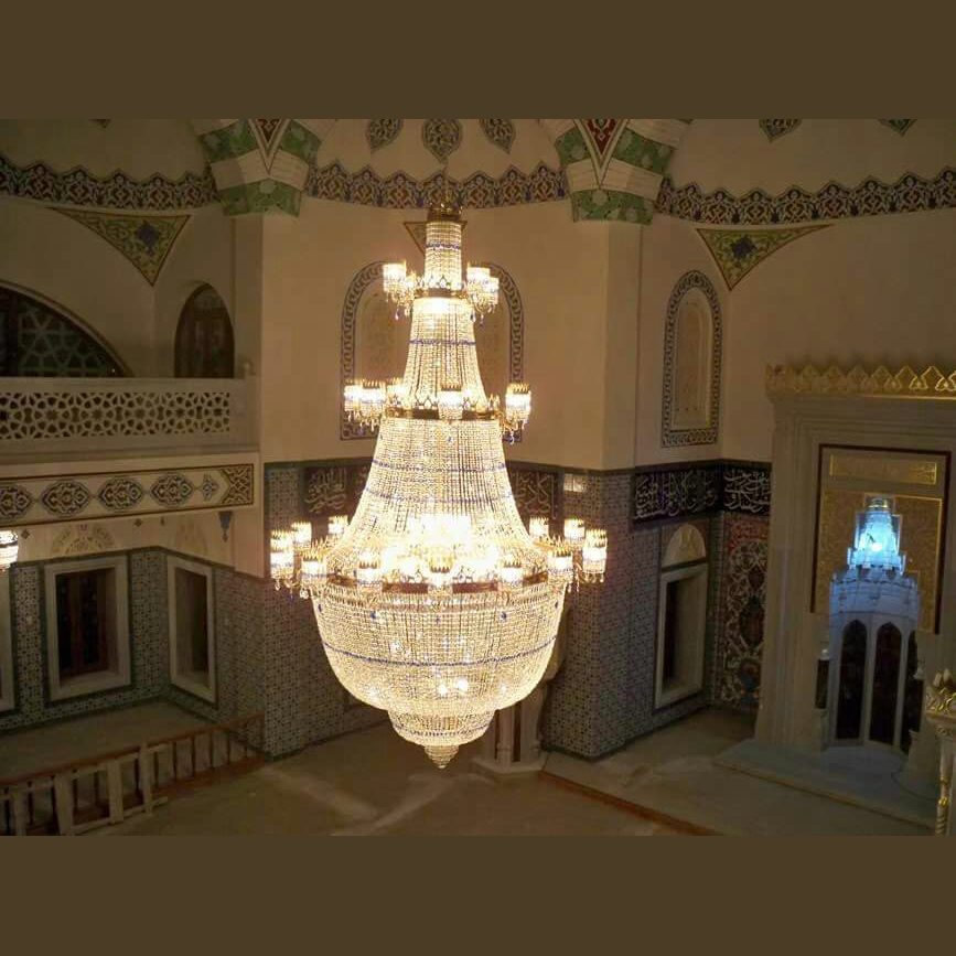 Cami iç mekânında çok kollu katlı kristal avize