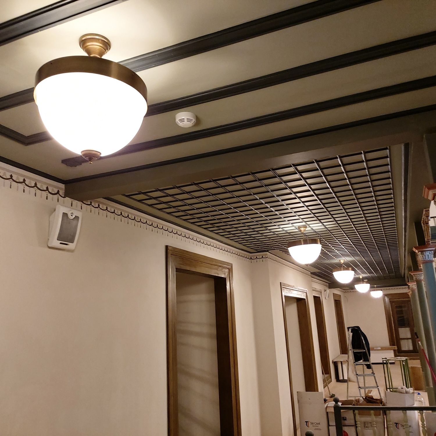 Koridor tavanında opal camlı Osmanlı plafonyer