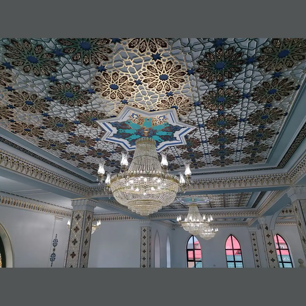 Orta boy kristal cami avizesinin işlemeli tavan altındaki görünümü