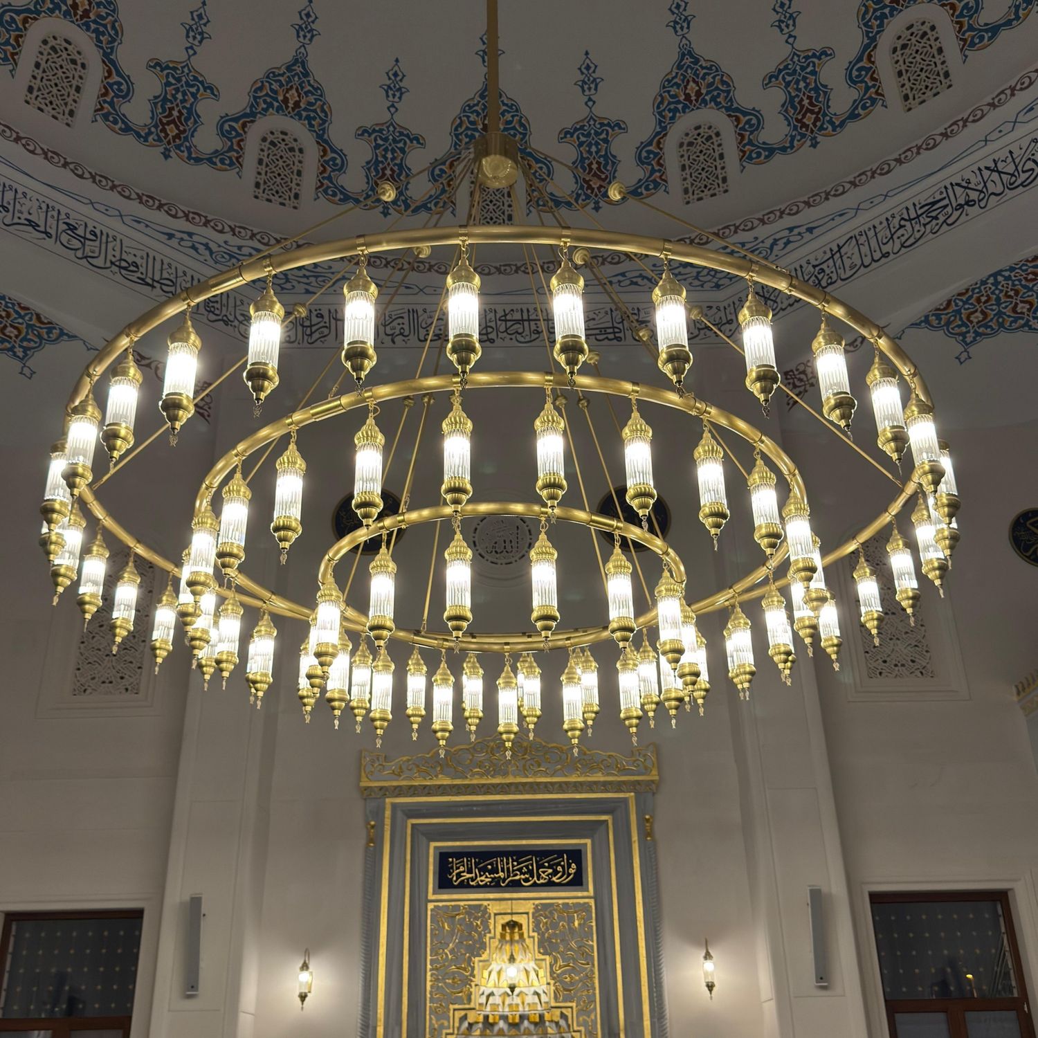 Cami kubbesi altında Osmanlı borulu cami avizesi, üç sıra sarı pirinç halka ve üflemeli cam borular