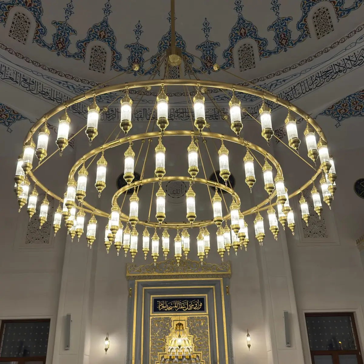 Cami kubbesi altında üç halkalı Osmanlı borulu cami avizesi