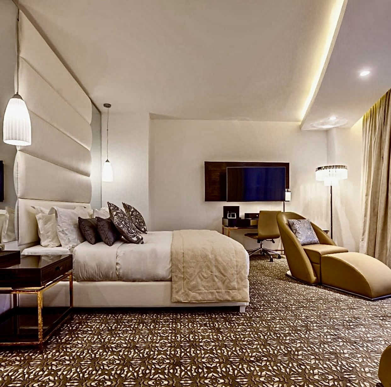 Lüks otel odası aydınlatması, sarkıt avize ve lambader ile