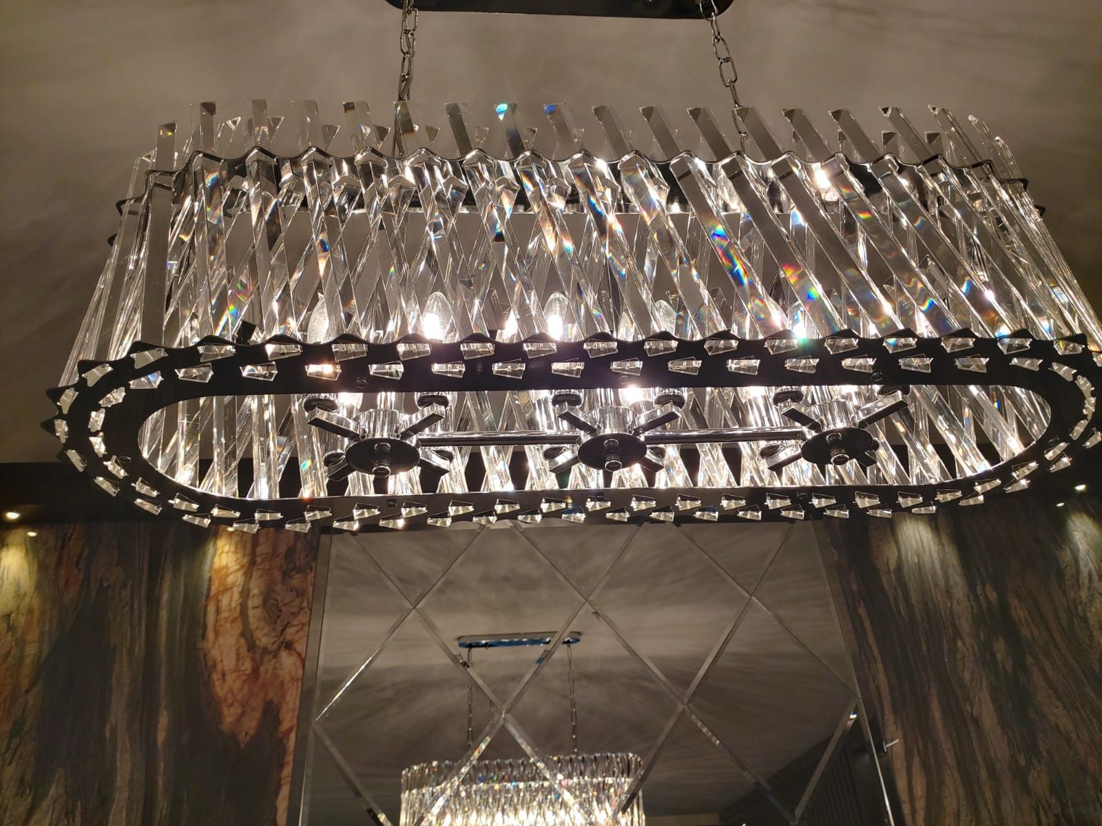 Restoran tavanında kristal dikdörtgen avize montaj görünümü