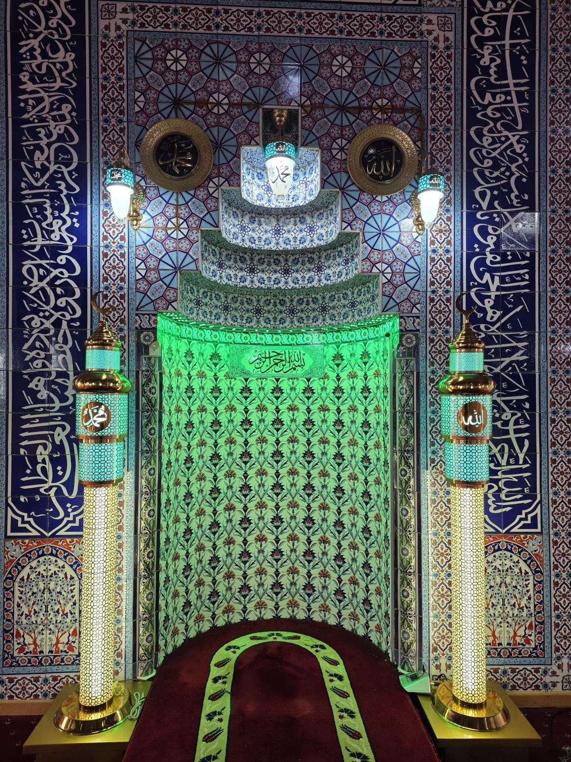 Cami mihrabında Selçuklu mimari motifli ışıklı 5'li şamdan takımı