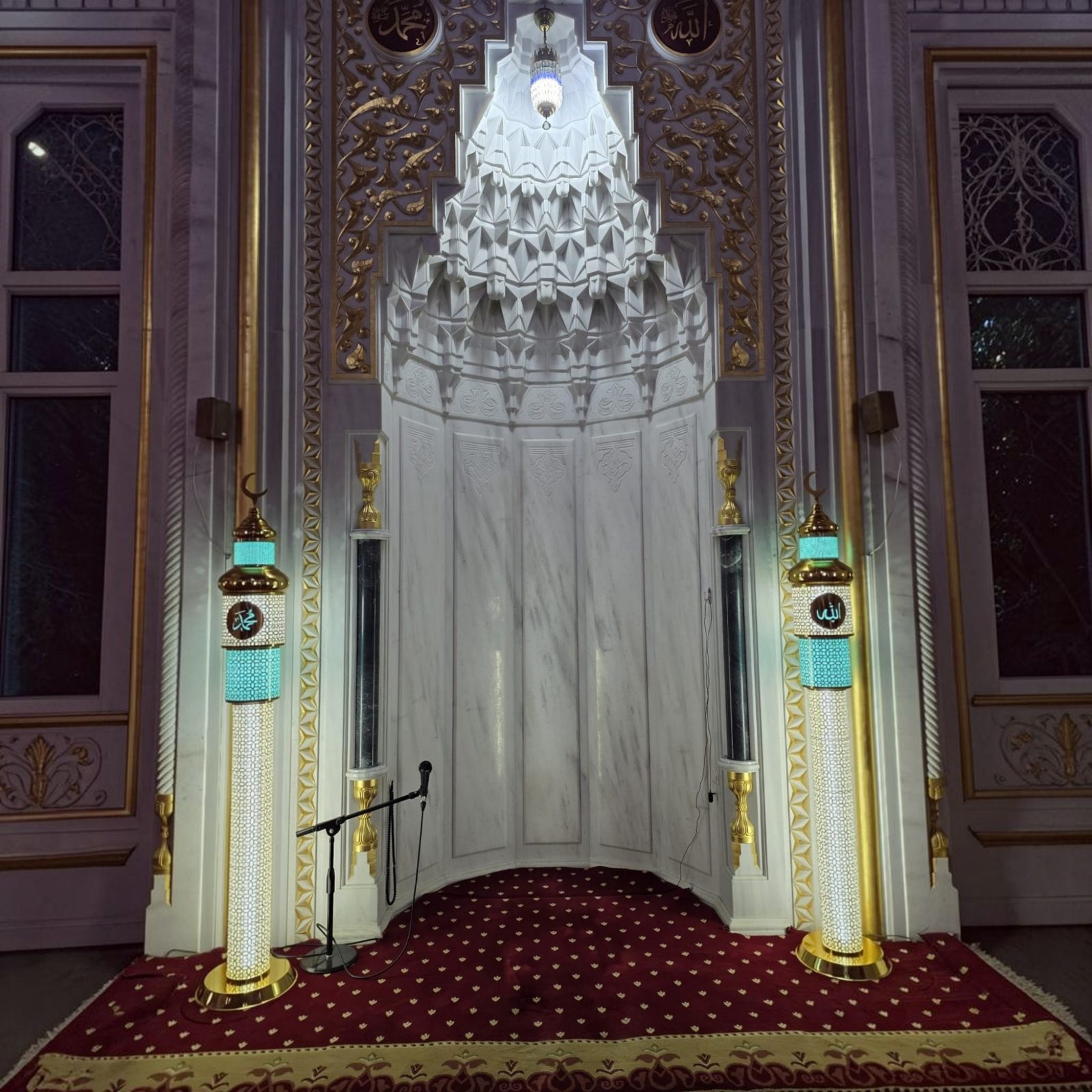 Aydınlatmalı mihrap şamdan takımı, cami mihrabında