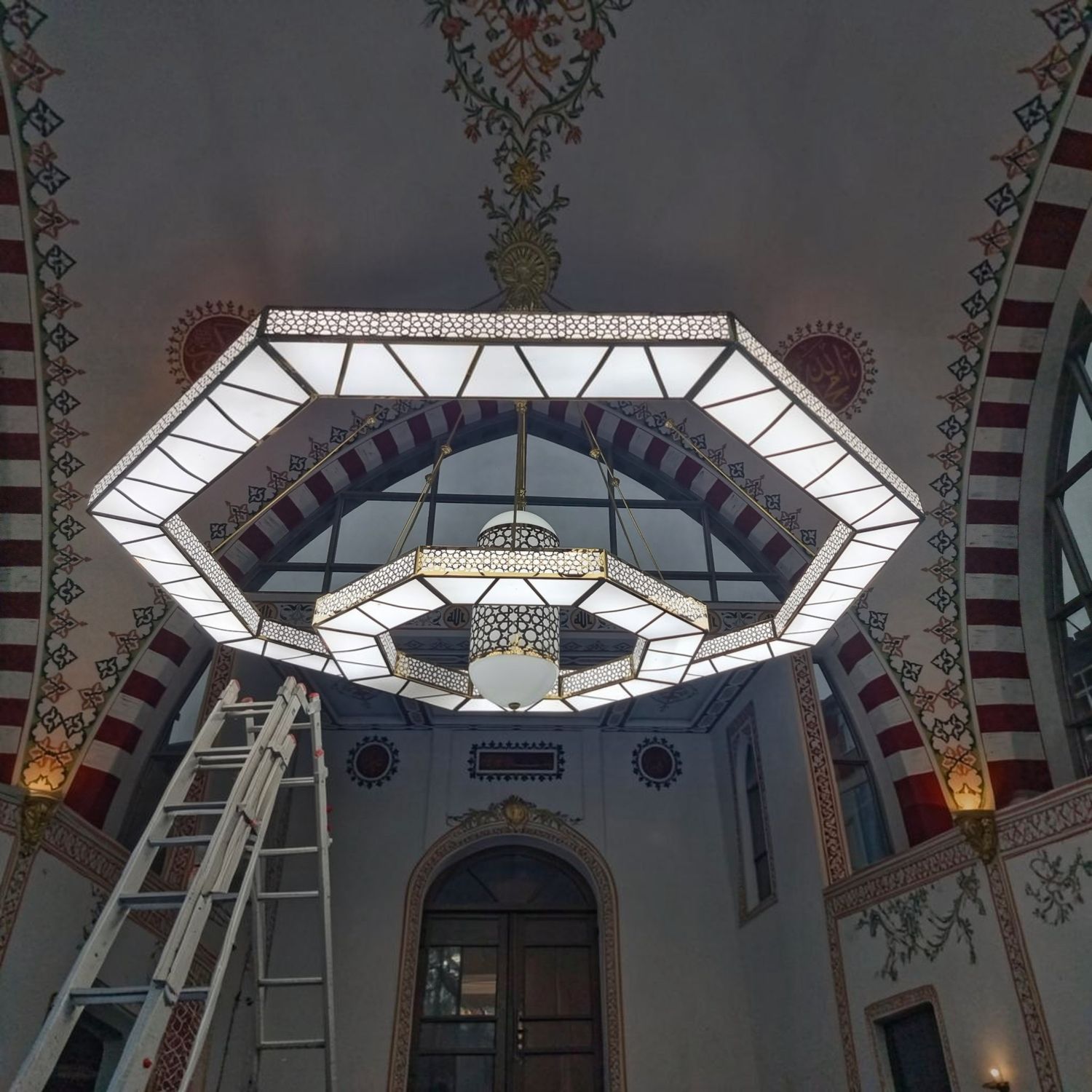 Cami içinde Selçuklu 8 Gen kutulu cami avizesi, sekizgen kutu gövdeli ve geometrik ajur kuşaklı