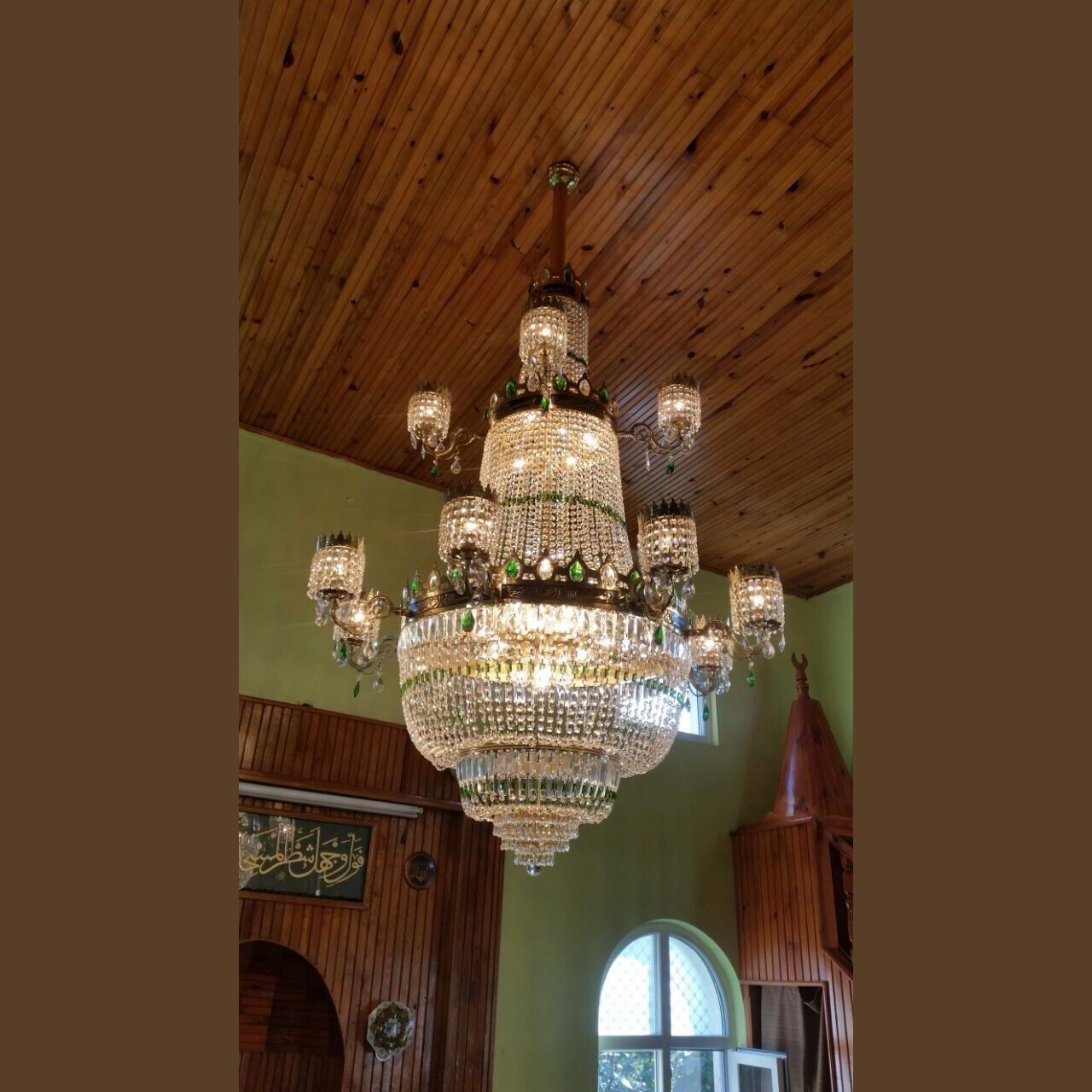 Taçlı kristal cami avizesi, yeşil kristal damlalı