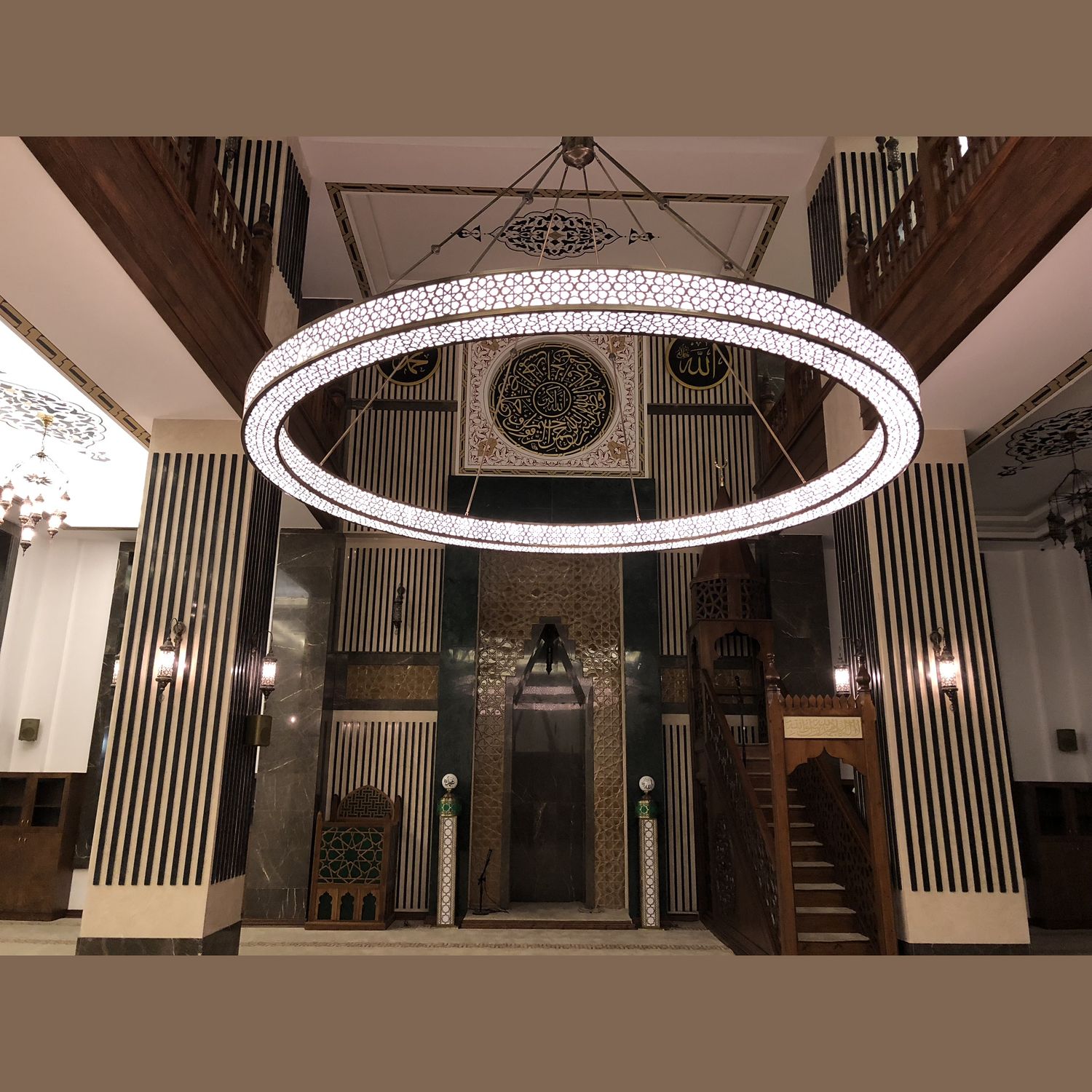 Tek halkalı Medine Kutulu Selçuklu cami avizesi akşam aydınlatmasında, ajur motifi ışıkla belirginken