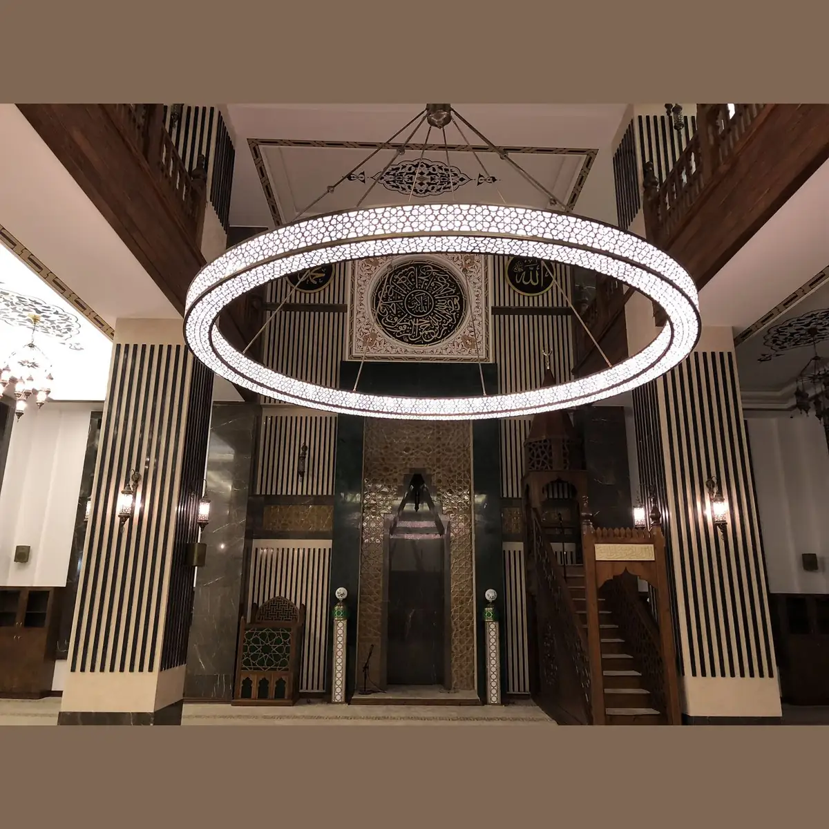 Tek halkalı Medine Kutulu Selçuklu cami avizesi akşam aydınlatmasında, ajur motifi ışıkla belirginken