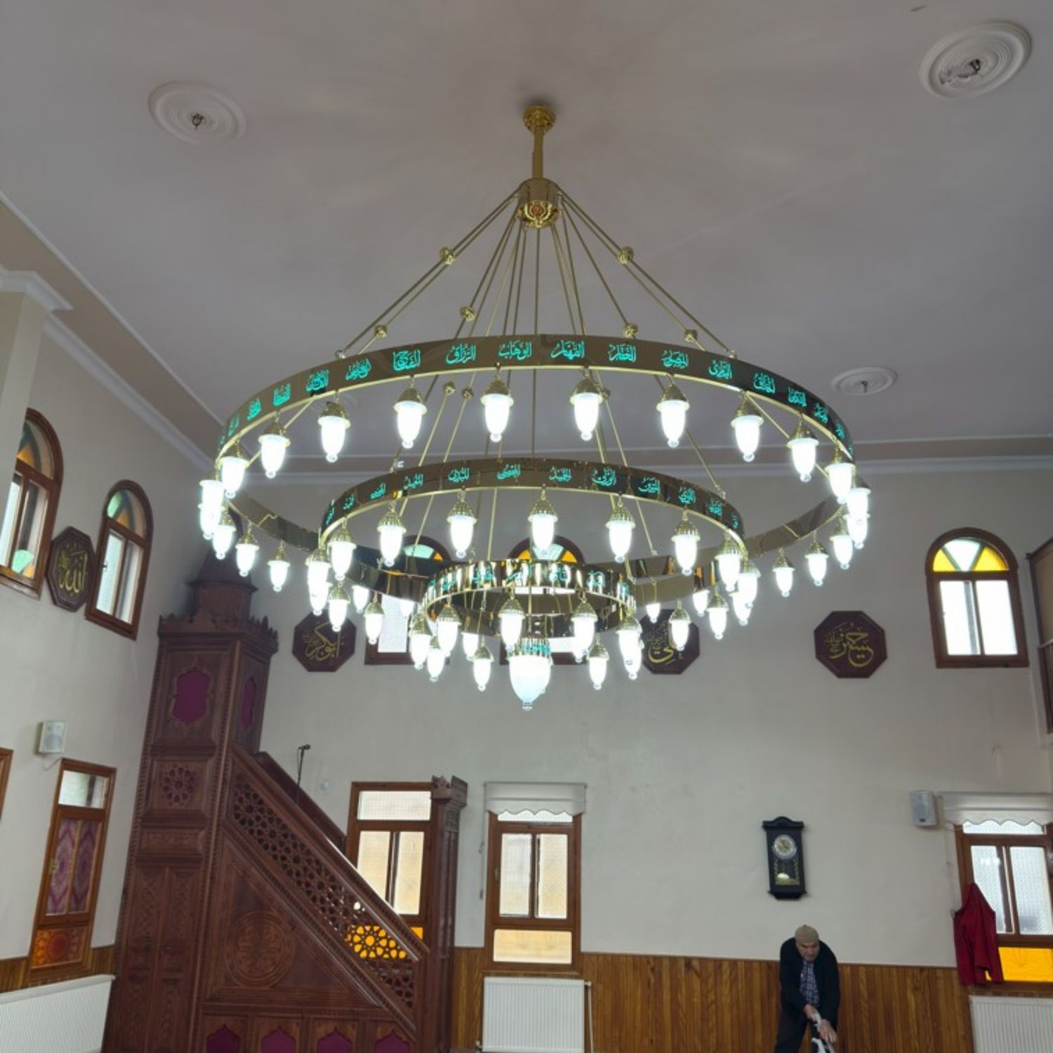 Turkuaz Esmaül Hüsnalı ledli cami avizesi cami içinde, minberin yanında yanarken