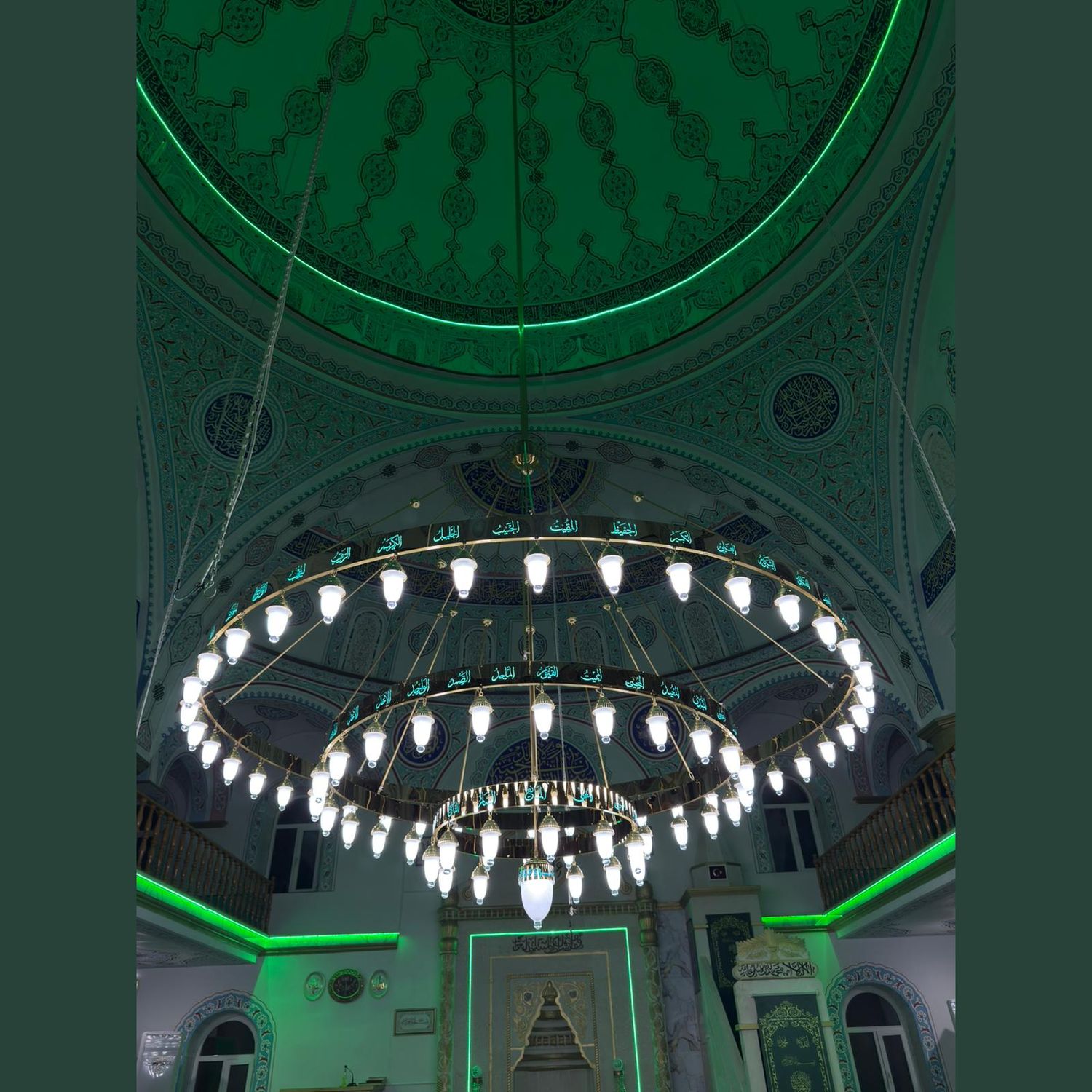 Turkuaz Esmaül Hüsnalı ledli cami avizesi kubbe altından görünüm, yeşil aydınlatmalı kubbe ile birlikte
