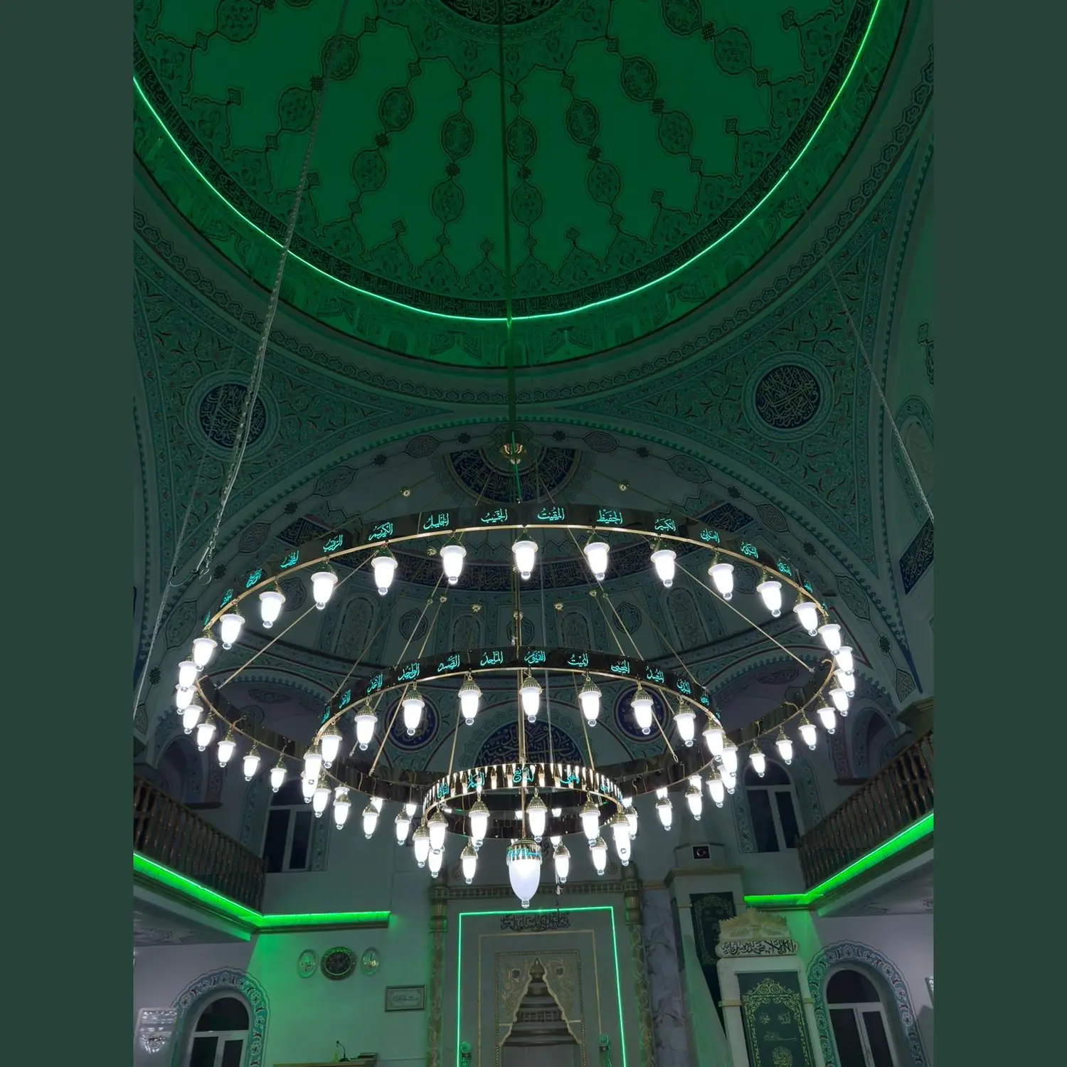 Turkuaz Esmaül Hüsnalı ledli cami avizesi kubbe altından görünüm, yeşil aydınlatmalı kubbe ile birlikte