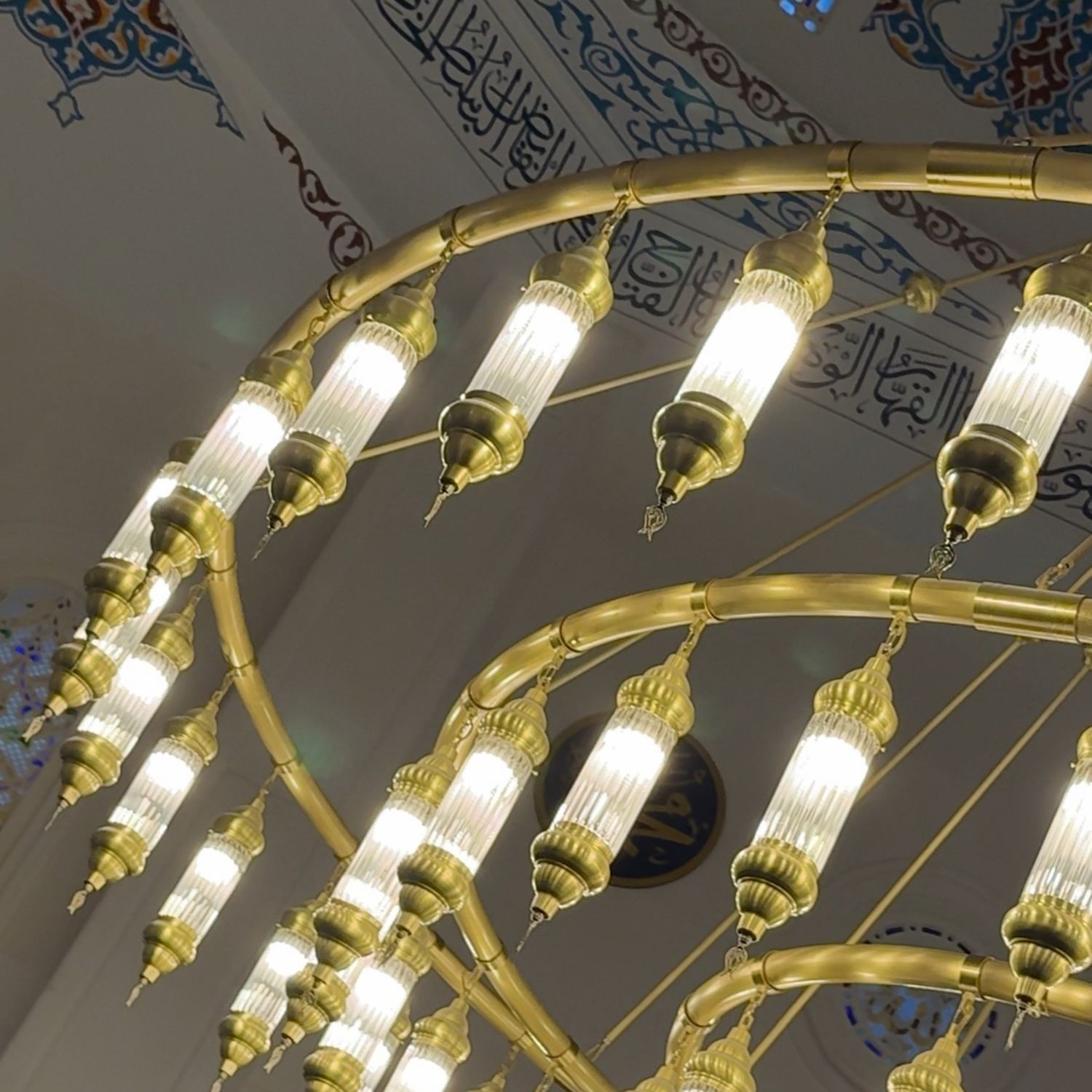 Üç halkalı Osmanlı borulu cami avizesi yakın detay, pirinç halka üzerinde el yapımı üflemeli cam borular