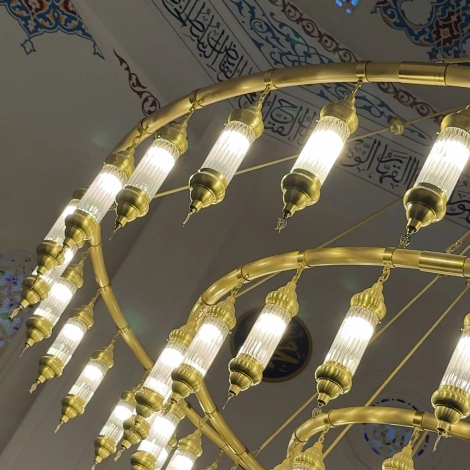Üç halkalı Osmanlı borulu cami avizesi yakın detay, pirinç halka üzerinde el yapımı üflemeli cam borular