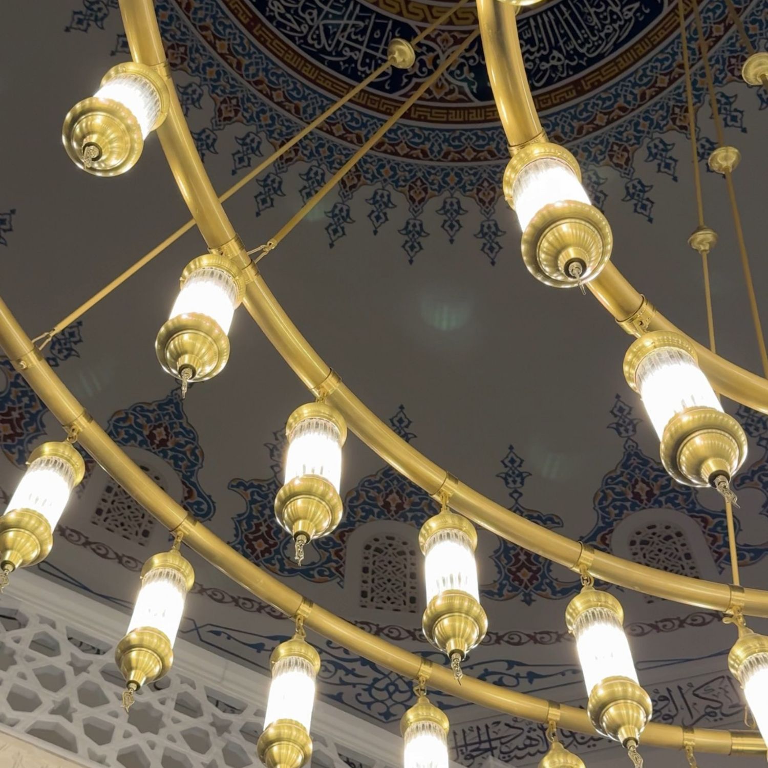 Üç halkalı Osmanlı borulu cami avizesi kubbe detayı, dilimli pirinç başlıklar ve püsküller