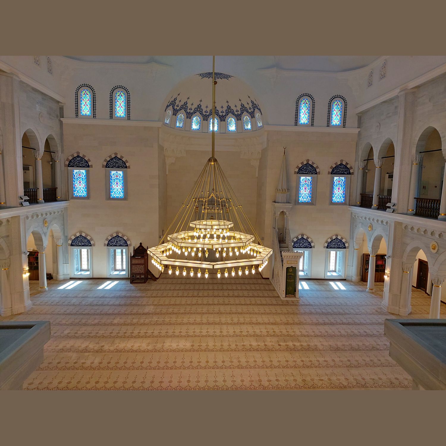 Üç kademeli Selçuklu 8 Gen kutulu cami avizesi mahfilden görünüm, kademeli sekizgen kutuların üstten okunuşu