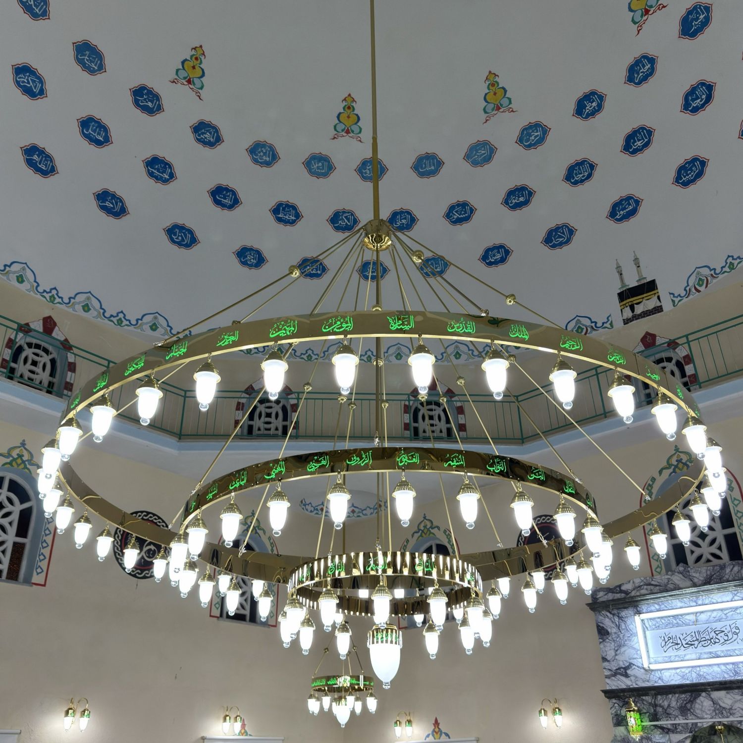 Yeşil Esmaül Hüsnalı ledli cami avizesi cami içinde, Esmaül Hüsna işlemeli tavanın altında