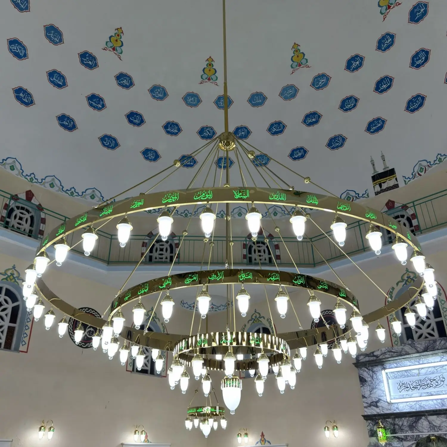 Yeşil Esmaül Hüsnalı ledli cami avizesi cami içinde, Esmaül Hüsna işlemeli tavanın altında