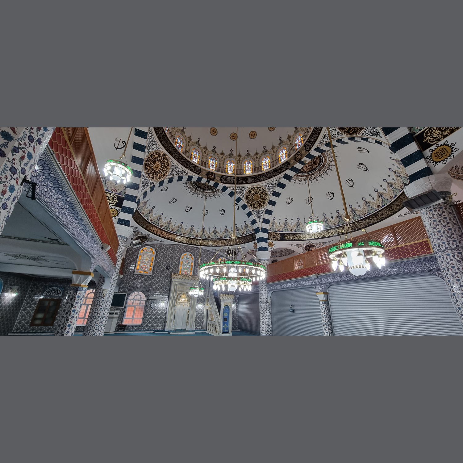 Yeşil hatlı Medine kutulu Selçuklu cami avizesi genel görünüm, ana kubbe ve yan kubbelerdeki takım uygulaması