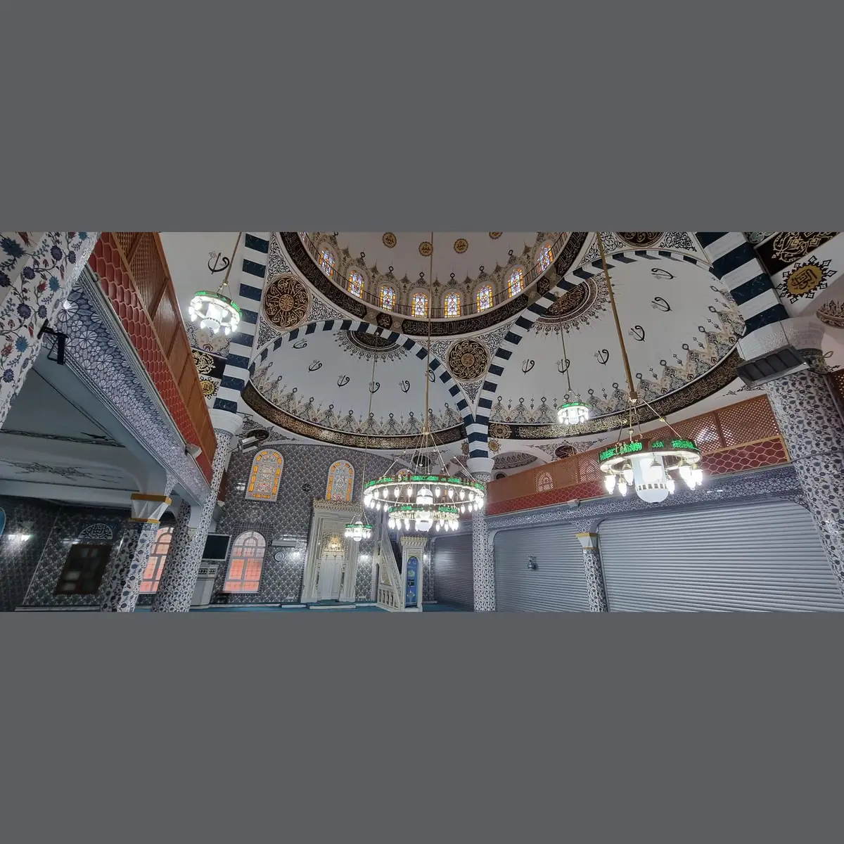 Yeşil hatlı Medine kutulu Selçuklu cami avizesi genel görünüm, ana kubbe ve yan kubbelerdeki takım uygulaması