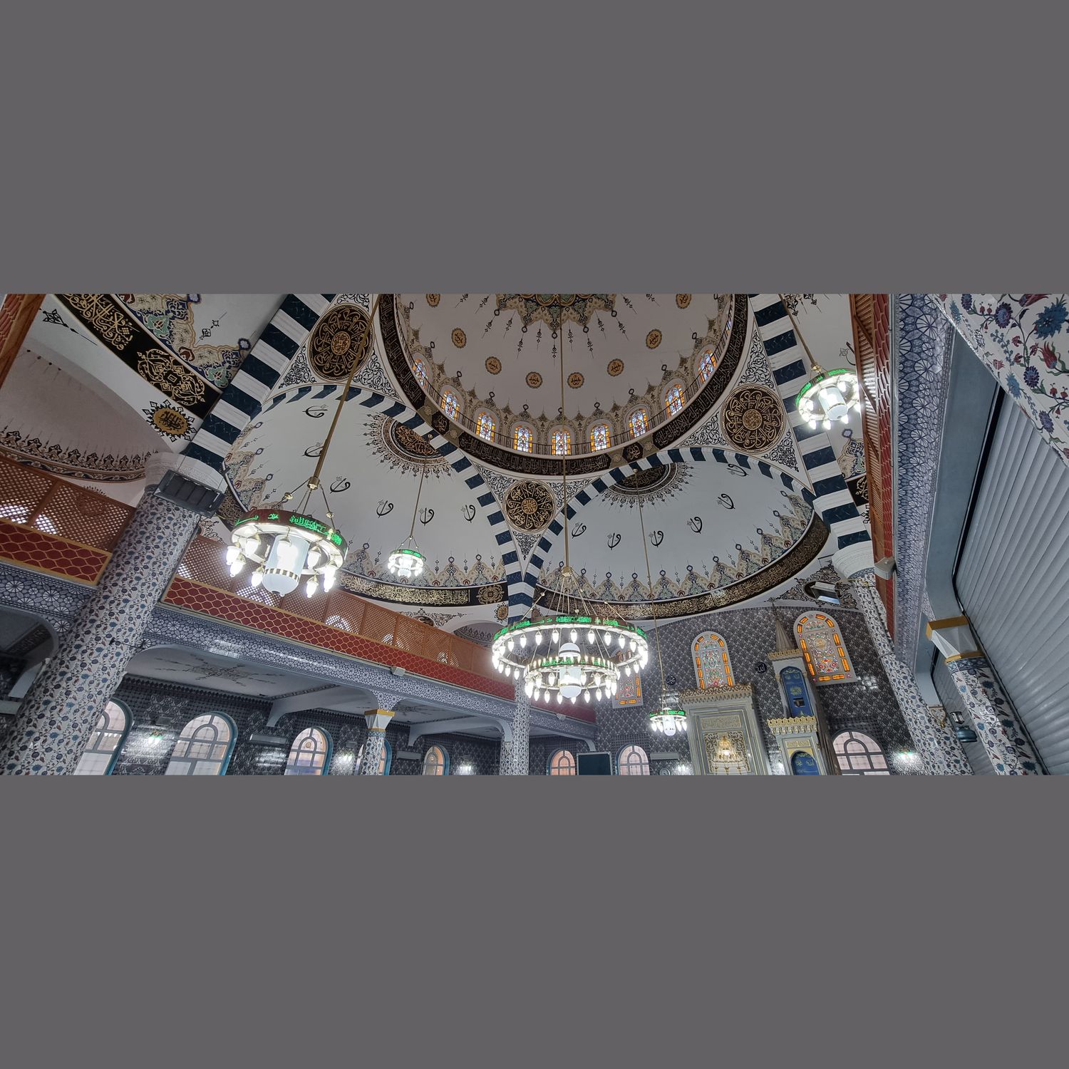 Yeşil hatlı Medine kutulu Selçuklu cami avizesi kubbe altında, aynı camideki diğer adetleriyle birlikte