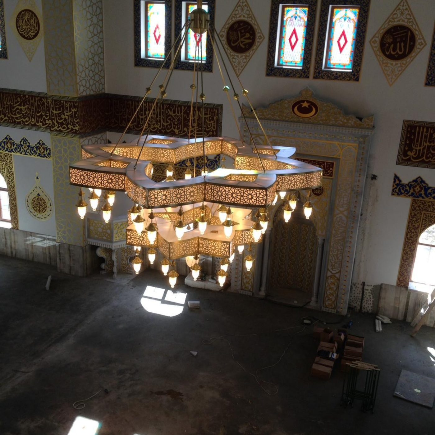 Yıldız formu lazer kesim cami avizesi, mihrap tarafından görünüm