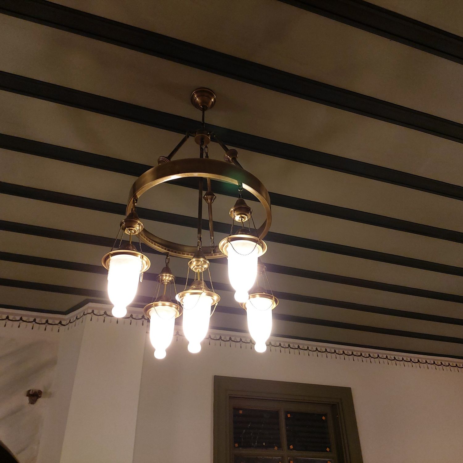 Tavanda zincirli fanuslu Osmanlı cami avizesi, yassı pirinç halkalı ve opal cam fanuslu